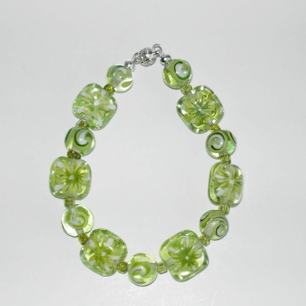 Green lampwork, magnet clasp 8" bracelet (#395)